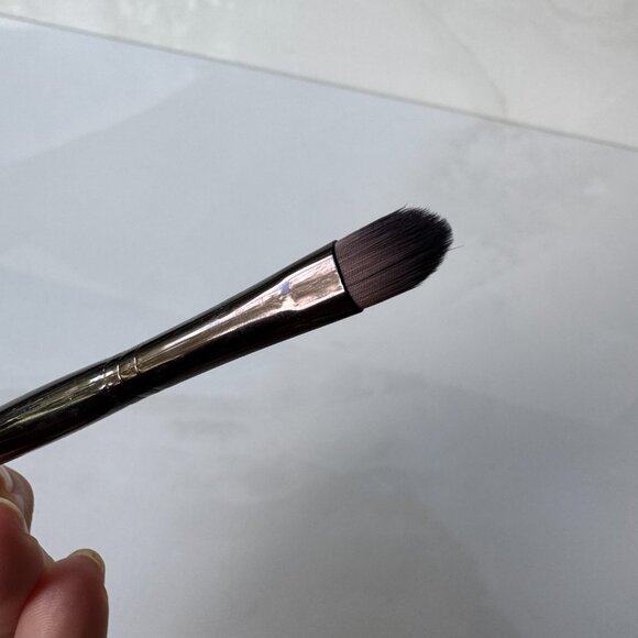 Laura Mercier Creme Eye Detail Brush - Picture 3 of 9